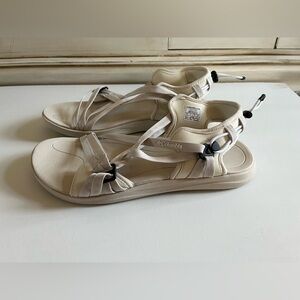 New Women’s Columbia Sport sandals, cream..size 10